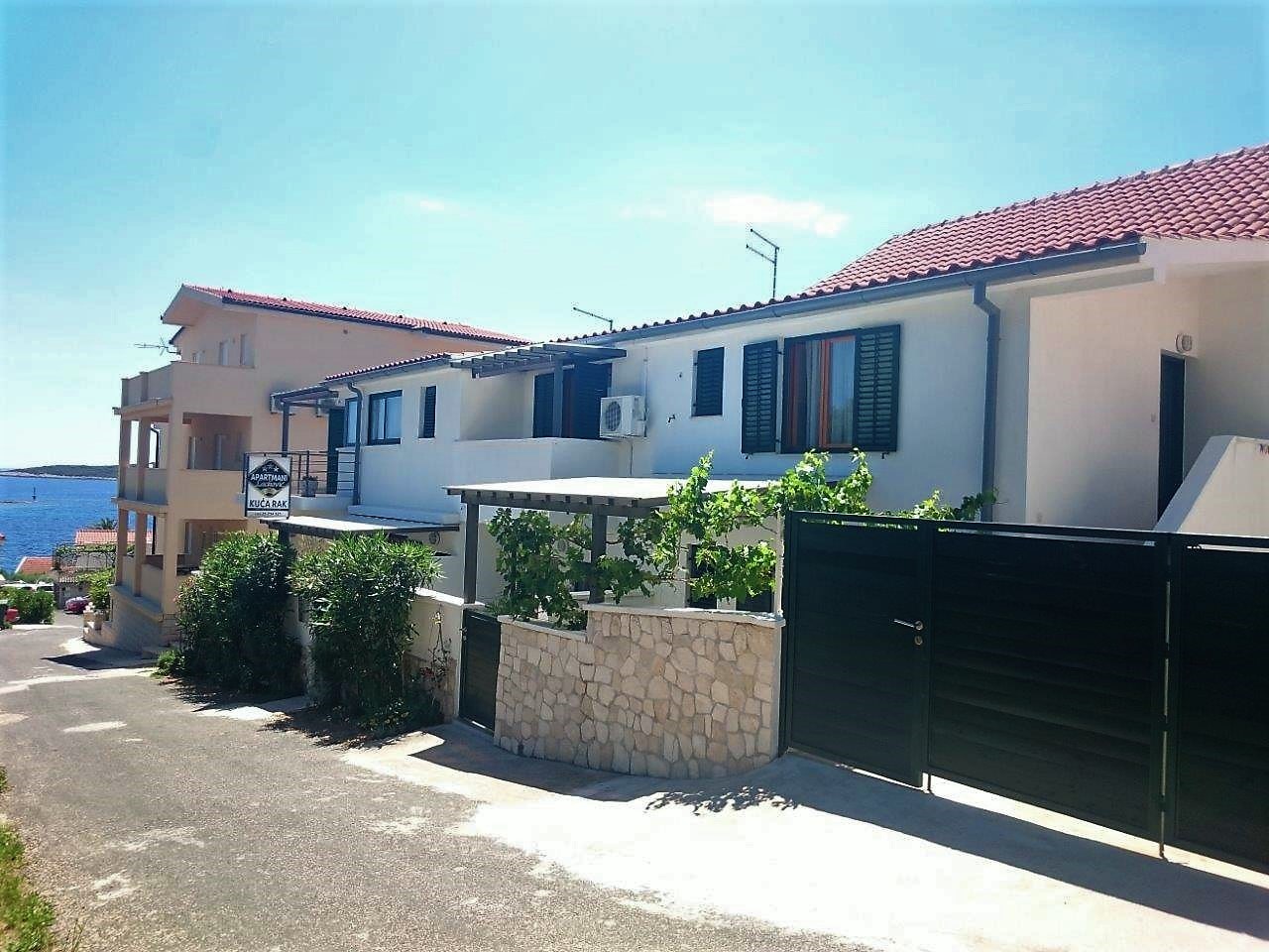 House Rak, Apartments Lac - Vis